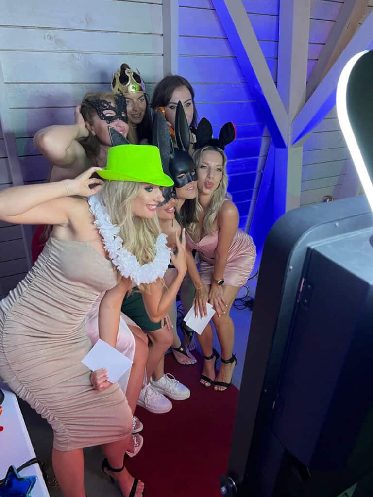 Wedding gift, wedding gift ideas. Here's a surefire surprise for the wedding! 11 Exclusive wedding selfie machine selfie mirror-11