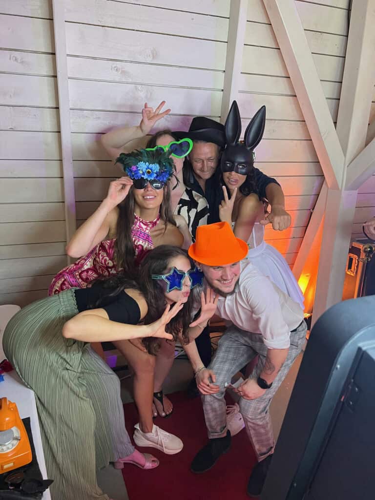 Wedding gift, wedding gift ideas. Here's a surefire surprise for the wedding! 12 Exclusive-wedding-selfie-machine-selfie-mirror-12